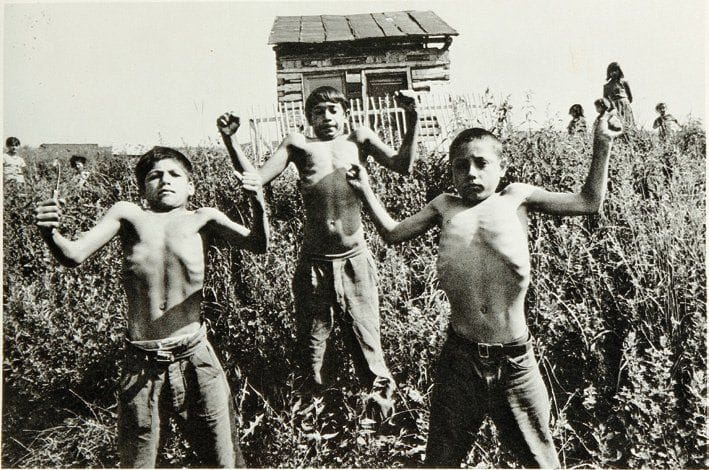 Josef Koudelka (né en 1938)
Gipsy. Czechoslovakia, 1967. Carte postale signée et dédicacée. 11 x 15 cm.