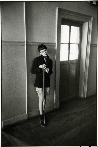 Jane Evelyn Atwood (née en 1947)
L'Institut National des Jeunes Aveugles. Paris, 1979. Epreuve argentique d'époque, signée et dédicacée dans la marge inférieure. 40 x 29 cm avec les marges. Bibliographie : Jane Evelyn Atwood, Extérieur Nuit, Editions Nathan, Collection Photo Poche, Paris, 1998, ill. 10.