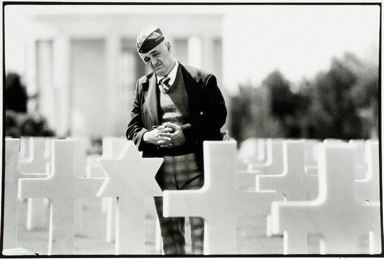 David Burnett (né en 1946)
Vétéran se recueillant au cimetière militaire américain de Omaha Beach à Colleville-sur- Mer, 1984. Epreuve argentique, numérotée, datée et signée dans la marge inférieure. 21 x 29,5 cm. Photographie accompagnée du coffret «1944-1994. Omaha Beach. Le Souvenir / Remembered» contenant également deux numéros du Time Magazine (June 12, 1944 réédité-June 6, 1994). Edition de collection limitée à 200 exemplaires.