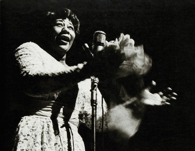 Hervé Gloaguen (né en 1937)
Ella Fitzgerald. Epreuve argentique d'époque, montée sur carton. Tampon «Photo - H. Gloaguen» au verso. 23,5 x 29,3 cm.