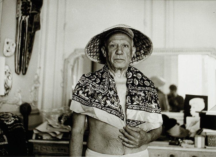 André Villers (né en 1930)
Pablo Picasso. Cannes, 1956. Epreuve argentique postérieure, signée dans la marge inférieure à droite. Tampon du photographe, titre, date, signature et mention manuscrite «tirage effectué par moi-même» au verso. 30 x 38,5 cm avec les marges.