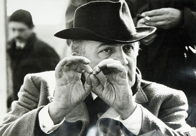 Allan Ballard (né en 1943)
Federico Fellini sur le tournage de Huit et demi (1963) et Satyricon (1969). Dix épreuves argentiques d'époque. Tampon du photographe aux versos. Format moyen : 36 x 28 cm.
