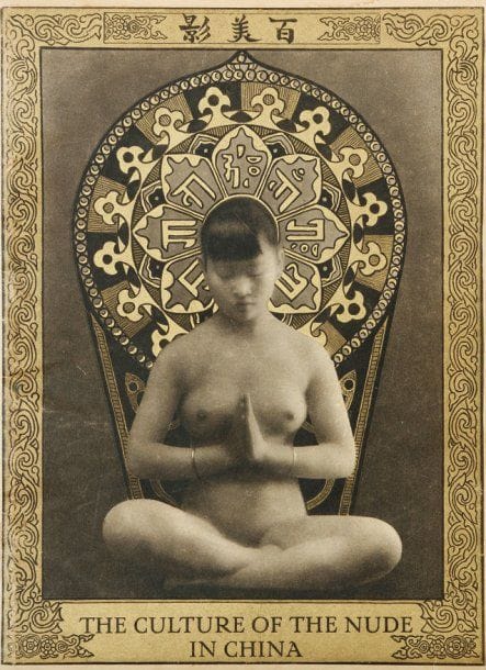 The Culture of the Nude in China. With 32 original photographs taken by Heinz von Perckhammer. Eigenbrölder Verlag, Berlin, 1928. Édition originale avec sa jaquette d'origine, contenant 32 héliogravures (26,5 x 20,5 cm) d'après photographies d'Heinz von Perckhammer. Planches intérieures détachées de la reliure. Traces d'agrafes dans les marges.