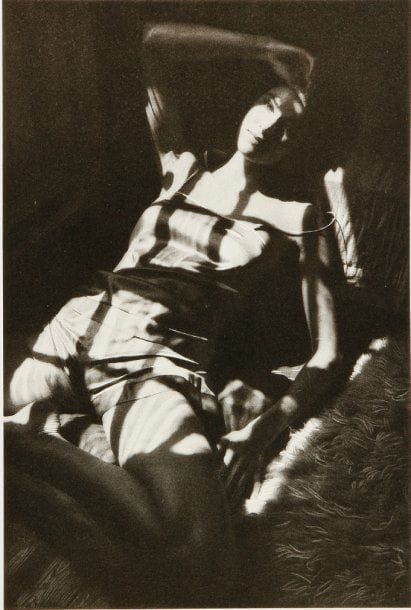 Jean-Loup Sieff (1933-2000)
Femme allongée, c. 1980. Héliogravure signée à la mine de plomb dans la marge inférieure à droite. 32 x 24 cm avec les marges.