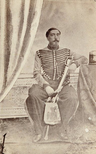 Militaires. Officiers. c. 1860-1890. Ensemble de deux albums contenant respectivement 66 et 60 cartes de visite ainsi que neuf cartes cabinet (épreuves sur papier albuminé, montées sur carton. 14 x 9,5 et 9 x 5,5 cm), par divers photographes (Disdéri, Reutlinger, Prévot, Pierre Petit, Carjat, Fratelli D'Alessandri, Provost, Jamin, Meyer & Pierson, Berthier, Franck...).