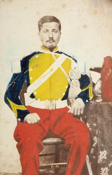 Militaires. Officiers. c. 1860-1890. Ensemble de deux albums contenant respectivement 40 et 12 cartes de visite ainsi que 15 cartes cabinet (épreuves sur papier albuminé, montées sur carton. 14 x 9,5 et 9 x 5,5 cm), par divers photographes (Disdéri, Reutlinger, Grob, A. Ken, Rideau, Popot, Pierre Petit, Noack, Carjat, Clément, Provost...).