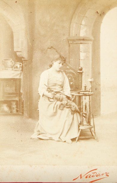 Félix et Paul Nadar (1820-1910) (1856-1939)
Portraits. Théâtre (Sarah Bernhardt et divers). Album contenant 31 cartes de visite (épreuves sur papier albuminé, montées sur carton. 9 x 5,5 cm). On joint huit cartes cabinet et une lettre manuscrite de Félix Nadar à Mr Baulant.