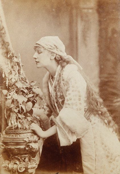 Sarah Bernhardt, 1880-1905
19 épreuves sur papier albuminé et argentiques d'époque par Henri Manuel et divers. Formats : de 12,5 x 8,5 à 18 x 24 cm. On joint le faire-part du décès de Sarah Bernhart et une dossier du Théâtre Sarah Bernhardt.