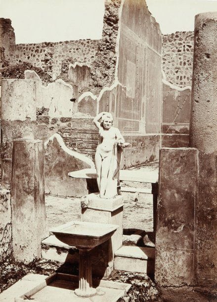 Giorgio Sommer (1834-1914)
Italie, c. 1865. Rome. Pompéi. Pise. Cinq épreuves sur papier albuminé, montées sur cartons et légendées dans l'image en bas avec mention du photographe. Format moyen : 27 x 37 cm.