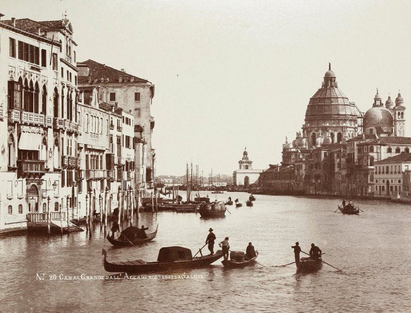 Italie, c. 1870
Venise (Canaux, palais, places). Rome. Naples. 12 épreuves sur papier albuminé par Carlo Naya et divers, montées sur cartons bleus. Quelques légendes dans l'image en bas. Format moyen : 19,5 x 24 cm.