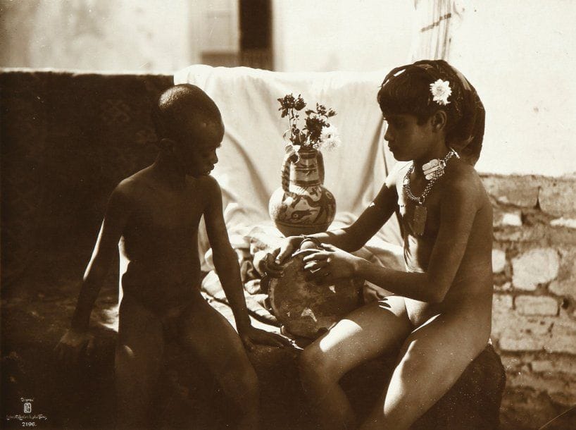 Rudolf Franz Lehnert (1878-1948) & Ernest Heinrich Landrock (1878-1966)
Enfants au tambourin. Tunisie, c. 1910. Epreuve argentique d'époque. Monogramme Lehnert & Landrock en bas à gauche et copyright imprimé en quatre langues au verso. 17 x 23,5 cm.