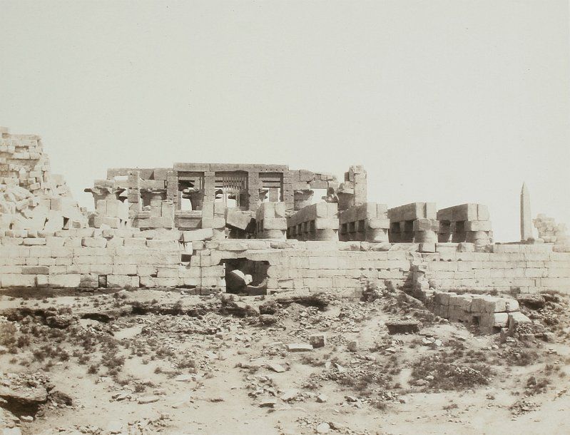 Félix Teynard (1817-1892)
Karnak. (Thèbes). Enceinte du Palais vue du point H. Pl. 48. Égypte et Nubie, Sites et monuments les plus intéressants pour l'étude de l'art et de l'histoire. 1851-1852. Epreuve sur papier salé, d'après négatif papier, montée sur carton imprimé avec légendes et mention du photographe. Imprimerie Photographique H. de Fonteny et Cie à Paris fondée en 1851. Publié par Goupil et Cie Editeurs. 23,8 x 30,5 cm.