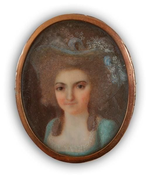 École FRANÇAISE du XVIIIe siècle
Jeune femme en buste, au chapeau bleu fleuri sur sa coiffure bouffante, vers 1780
Miniature sur ivoire, ovale, à vue : 4 x 3,2 cm (mouillures).
Dans un médaillon-broche en or 14 carats et argent (épingle), chiffre en or au revers JBAL ?
Poids brut : 20 g