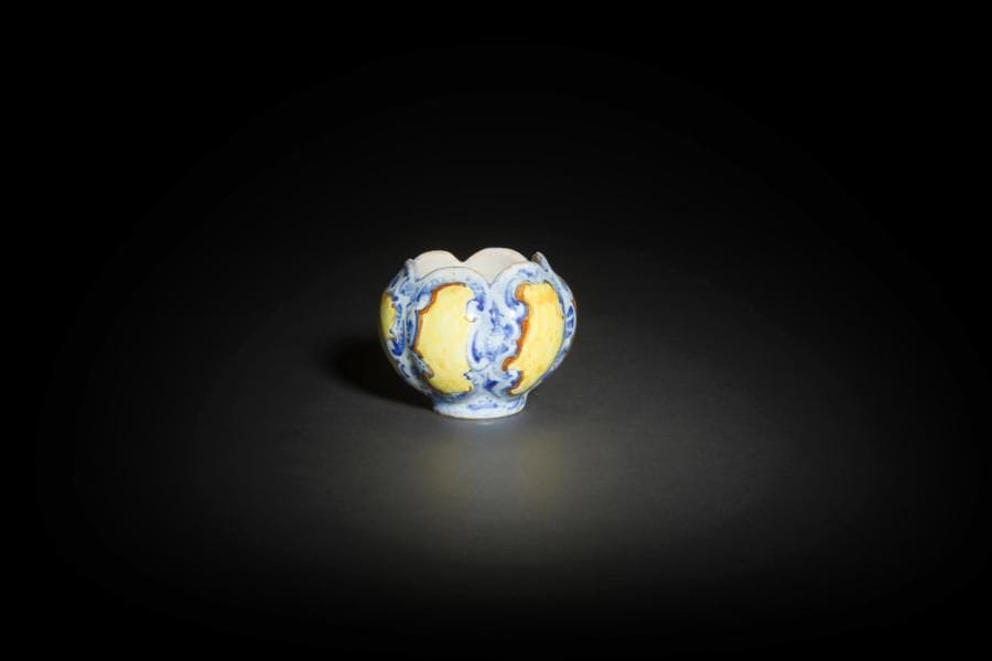Vénétie
Petite coupe à décor incisé rehaussé en brun, jaune et vert d’un oiseau parmi des feuilles. 
XVIIe siècle. 
L. : 11 cm
Éclats et manques. 
On y joint une petite coupe ovoïde du XIXe siècle à décor bleu et jaune