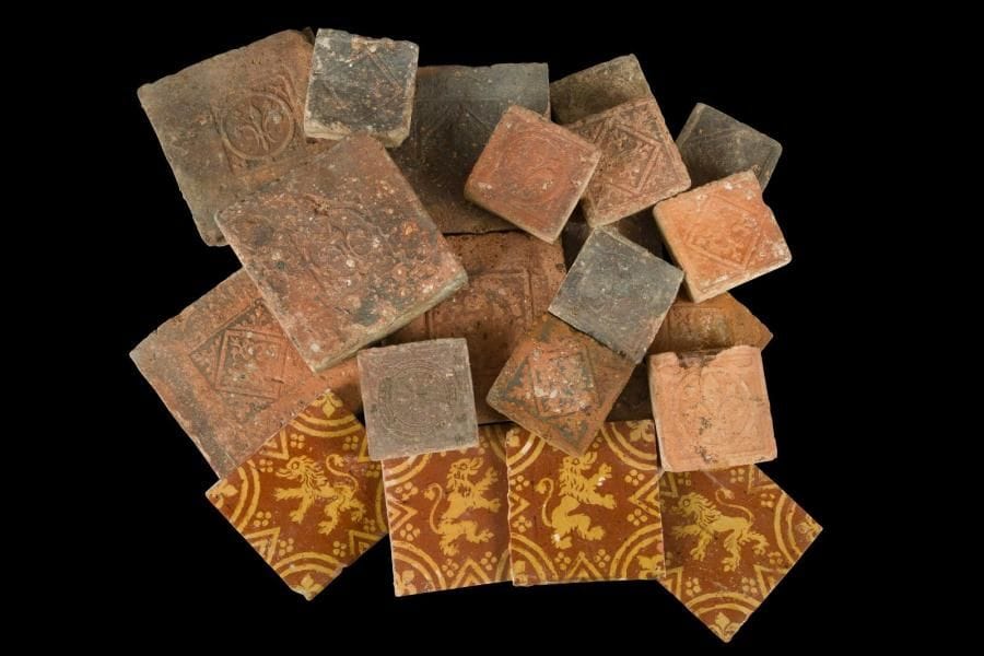 France
Lot de vingt-deux carreaux de pavements variés en terre cuite et en terre vernissé à décor estampé de fleurs de lis, lion dressé et motifs végétaux.
XVe-XVIe siècle