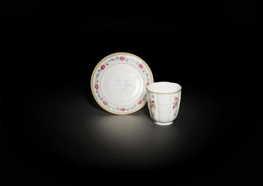 Meissen
Une tasse et une soucoupe en porcelaine, la tasse à décor polychrome de bouquets de fleurs et décor en relief de branches, la soucoupe décorée de l’inscription Liebe mich in der Terne et guirlandes de fleurs.
XVIIIe siècle, la tasse vers 1750, la soucoupe vers 1790.
H. : 7,5 cm ; D. : 14 cm
L’anse cassée et manquante