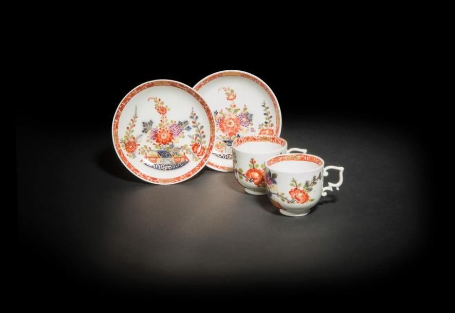 Meissen
Deux tasses et leur soucoupe en porcelaine à décor polychrome de fleurs indiennes et galons.
Marquées : épées croisées et point en bleu.
XVIIIe siècle, vers 1775.
H. : 6 cm ; D. : 12 cm