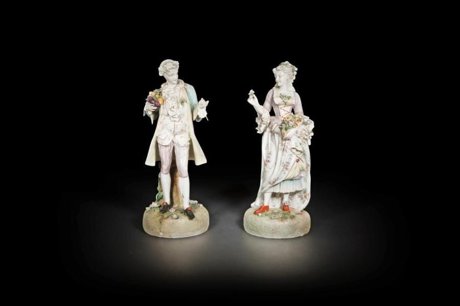 Allemagne
Paire de grandes statuettes en porcelaine représentant une jeune femme tenant des fleurs et un jeune homme portant des fruits.
Fin du XIXe siècle. 
H. : 39 cm
Quelques accidents