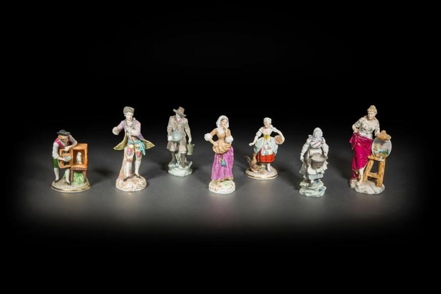 Allemagne et Paris
Sept statuettes en porcelaine à décor polychrome représentant divers sujets.
Vers 1900.
Quelques accidents