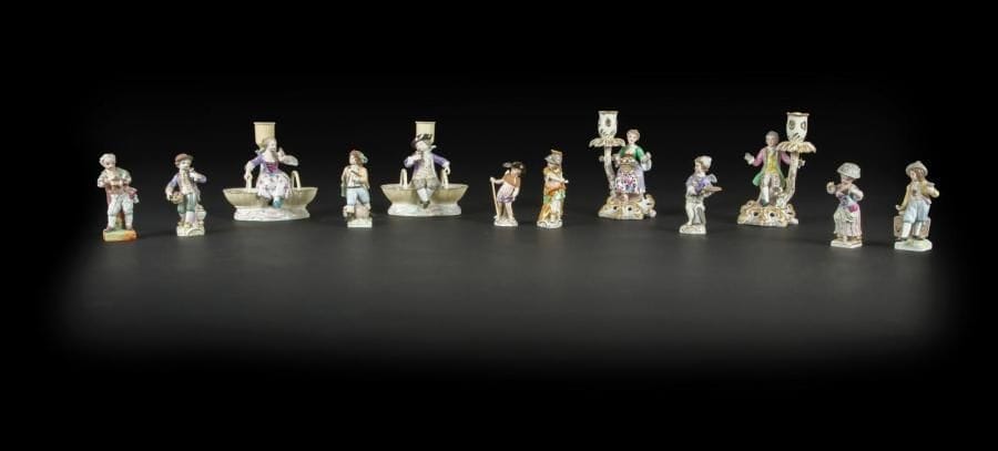 Meissen, Berlin et Allemagne
Lot en porcelaine comprenant une paire de salières double formant bougeoir en porcelaine représentant un jeune garçon et une jeune fille assis entre deux paniers et surmontés d’une bobèche, une paire de figures surmontées d’un bras de lumière, huit statuettes.
XIXe siècle et début du XXe siècle. 
Quelques accidents, restaurations et éclats