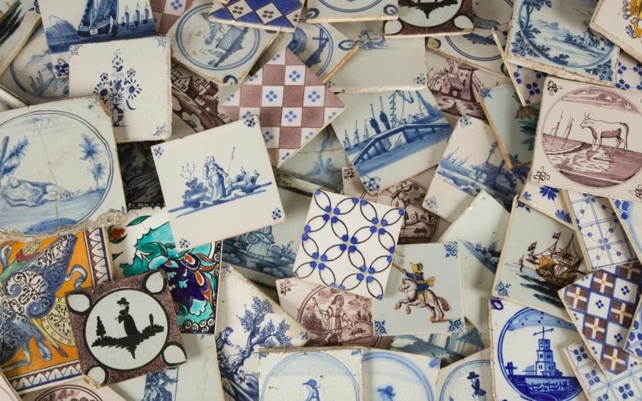 Delft et France
Lot de 160 carreaux en faïence à décor polychrome et en camaïeu bleu variés de fleurs, paysages, voiliers, moulins, personnages, animaux et motifs végétaux ou géométriques.
XVIIIe siècle, XIXe et XXe siècle.
Quelques accidents
