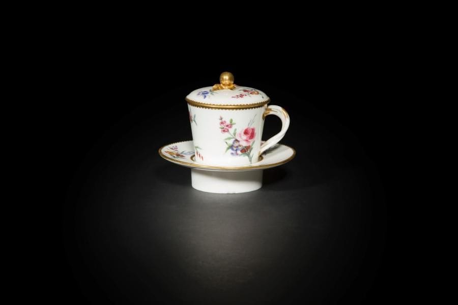 Sèvres
Gobelet enfoncé et sa soucoupe en porcelaine tendre à décor polychrome de bouquets de fleurs et filet dentelé or sur les bords.
Marqué : LL entrelacés, lettre-date Z pour 1777, marque du peintre Hyrel de Choisy et marque du doreur Théodore Buteux.
XVIIIe siècle, 1777.
H. : 10 cm ; D. : 12 cm