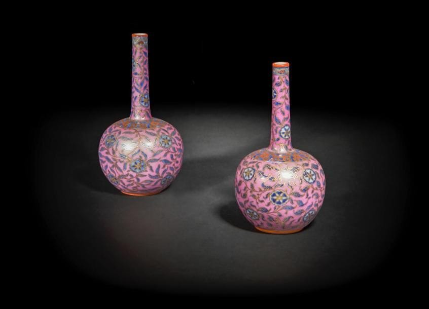 Chine
Paire de vases bouteille en porcelaine à décor en bleu sous couverte de fleurs et rinceaux sur fond mauve.
La porcelaine du XVIIIe siècle, la décoration partiellement postérieure.
H. : 20,5 cm
Une fêlure