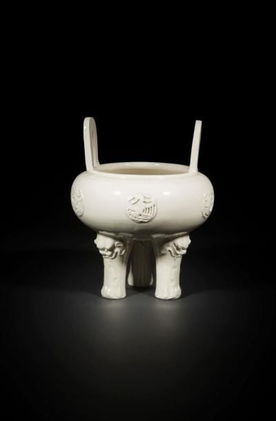 Chine
Brûle-parfum en porcelaine blanche reposant sur trois pieds à décor en relief de phénix et de lions et feuillage sur les pieds.
XIXe siècle.
H. : 32 cm
Fêlures