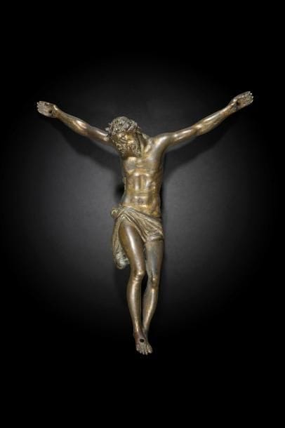 Christ mort en bronze doré. Tête inclinée sur l’épaule droite, ceinte d’une couronne d’épines torsadée, yeux clos, plaie sur le flanc droit avec gouttes de sang, périzonium noué avec chute latérale sur la hanche droite, jambes fléchies et pieds superposés.
Italie, XVIe siècle
H. : 17 cm
(usures à la dorure)