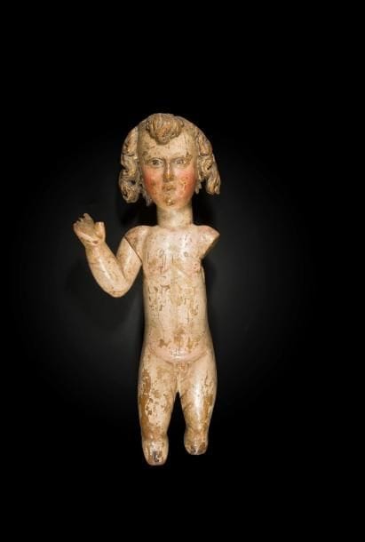 Christ Enfant bénissant. 
Sculpture en bois polychromé
France, XVIIIe siècle.
H. : 50 cm 
Pièces assemblées suivantes manquantes : bras gauche et parties inférieures des jambes, accidents et lacunes de la polychromie

Bien que cette sculpture soit fragmentaire, il est possible d’y reconnaître un thème cher à l’iconographie chrétienne : le Christ, représenté debout, sous les traits d’un jeune enfant dénudé et bénissant de la main droite, offre une image d’un Dieu incarné plus facilement accessible à la dévotion privée