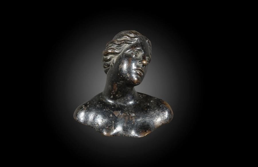 École française du milieu du XVIIIe siècle
Buste de femme
Bronze à patine brune
H. : 11,5 cm