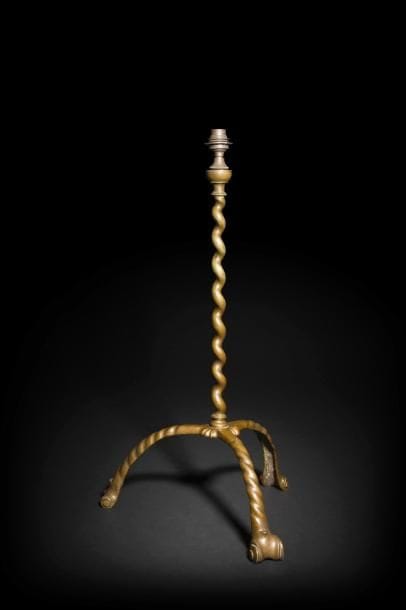 Grand flambeau en trépied en bronze patiné, le piétement et le fût torsadés ; (monté en lampe).
XVIIe siècle.
H. : 60 cm