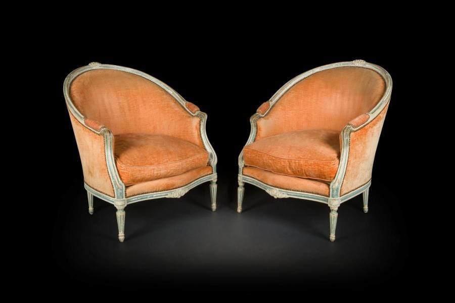 Paire de grandes bergères en bois mouluré et peint à dossier en gondole, reposant sur des pieds fuselés à cannelures.
Style Louis XVI.
H. : 96 cm ; L. : 81 cm