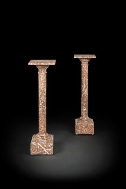 Paire de colonnes à plateau en marbre rouge de Rance, à décor de moulures.
XIXe siècle (éclats notamment à la base)
H. : 108 cm
Plateau : 28,5 x 28,5 cm