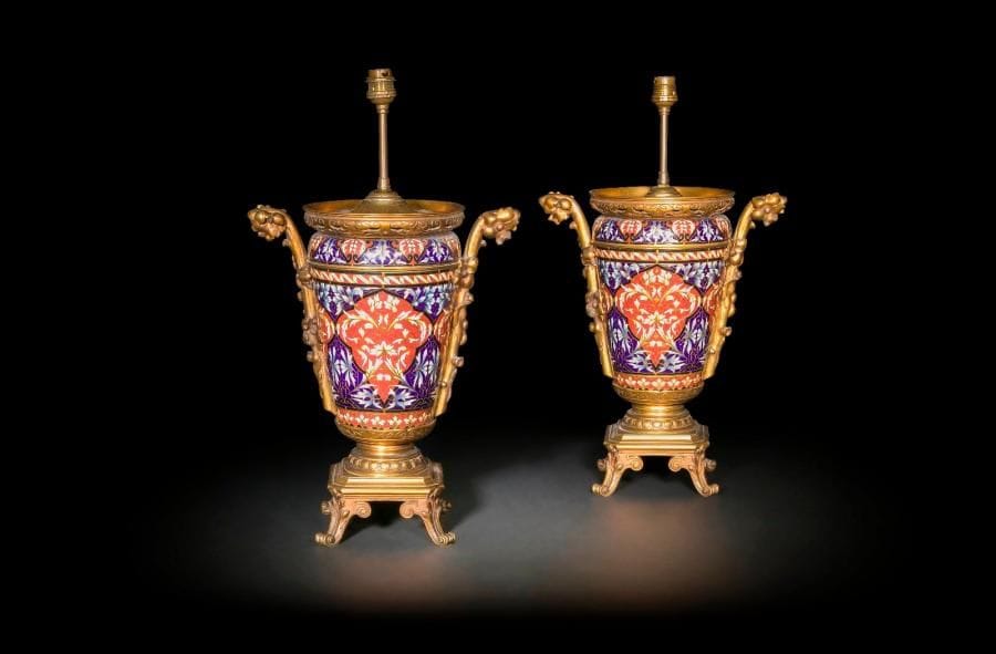 Paire de pieds de lampe en laiton doré et métal peint dans le goût oriental de rinceaux de feuillages.
Début du XXe siècle.
H. : 47 cm ; L. : 29 cm