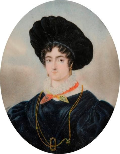Femme à la grande toque noire, à mi-corps vers la gauche, en robe noire, collerette blanche serrée par un foulard jaune et rouge brodé de fleurs, long sautoir passé à la ceinture, sur fond de ciel, 
Miniature sur ivoire, vers 1825
Ovale, 9,2 x 7,5 cm
Cerclage de laiton doré 10,7 x 9,1 cm
Provenance : acquis à l’hôtel Drouot, étude Poulain, 14 juin 1988 , selon étiquette au verso