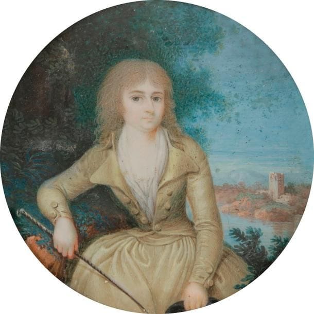 École française de la fin du XVIIIe siècle
Jeune femme en tenue d’amazone, de couleur crème, les deux mains visibles tenant une cravache et un chapeau haut de forme noir, à mi-corps dans un paysage fluvial
Miniature ronde sur ivoire, diam. à vue 6,7 cm, cadre en bois noirci rect. 12 x 11,5 cm
Provenance : acquis à l’hôtel Drouot, étude Poulain Briest, 8 novembre 1993, n°52 repr. (petites tâches)