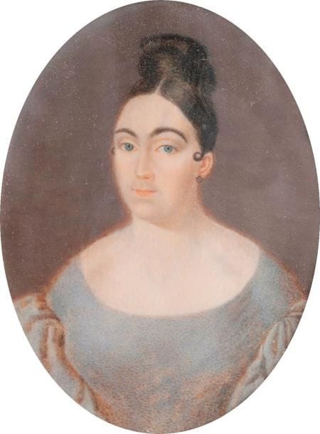 Femme brune à mi-corps en chignon-coque et accroche-cœur, robe bleu-gris à manches ballon, époque Romantique, vers 1830.
Miniature du XIXe siècle, ovale 7,8 x 6,6 cm : cadre en bois noirci, rect. 14,2 x 13,6 cm