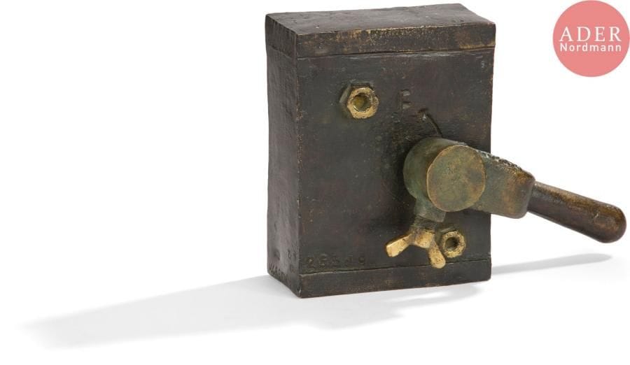 Peter KLASEN [allemand] (né en 1935)
Manette n°1, 1989
Épreuve en bronze patiné.
Signée et numérotée sur 8.
Cachet du fondeur « J. Capelli Cire perdue ».
15.5 x 22 cm