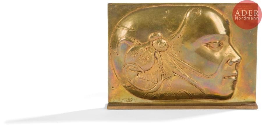 Pierre-Yves TREMOIS (né en 1921)
Profil de femme
Plaque en bronze.
Signée en haut à droite.
Numérotée sur 1250.
13 x 19 cm