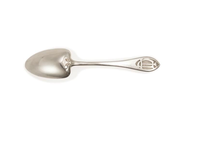 Ménagère en argent d’époque Art Nouveau à tige droite et attaches aux spatules à motif floral. 
Les manches ou tiges sont gravés du chiffre DT en creux dans une typographie de l’époque. 
Elle est composée de :
- 17 fourchettes de table
- 18 cuillers de table
- 17 fourchettes à entremets
- 17 cuillers à entremets
- 18 couteaux de table lame en métal
- 18 couteaux à fromage
- 1 couvert à salade
Soit un total de 107 pièces
Poinçon minerve
Orfèvre : Alphonse DEBAIN 1883 - 1911
Poids net : 4916 g - poids brut : 6693 g