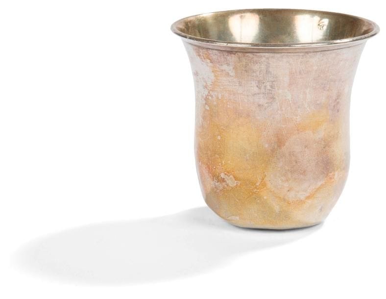 Trois timbales en argent, deux dites « de collège » à fond plat, la troisième reposant sur un léger piédouche, chiffrée, datable des années 1930. A redresser.
Poinçon minerve
Orfèvres différents, et une signée en toutes lettres : JEAN E. PUIFORCAT (103,90 g - hauteur : 7,5 cm)
Poids : 204,90 g