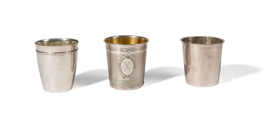 Trois timbales à fond plat en argent, l’une chiffrée JJ, la seconde LR dans un médaillon sur un fond guilloché, la troisième à liséré feuillagé aux deux tiers.
Poinçon minerve
Poids : 185,30 g
