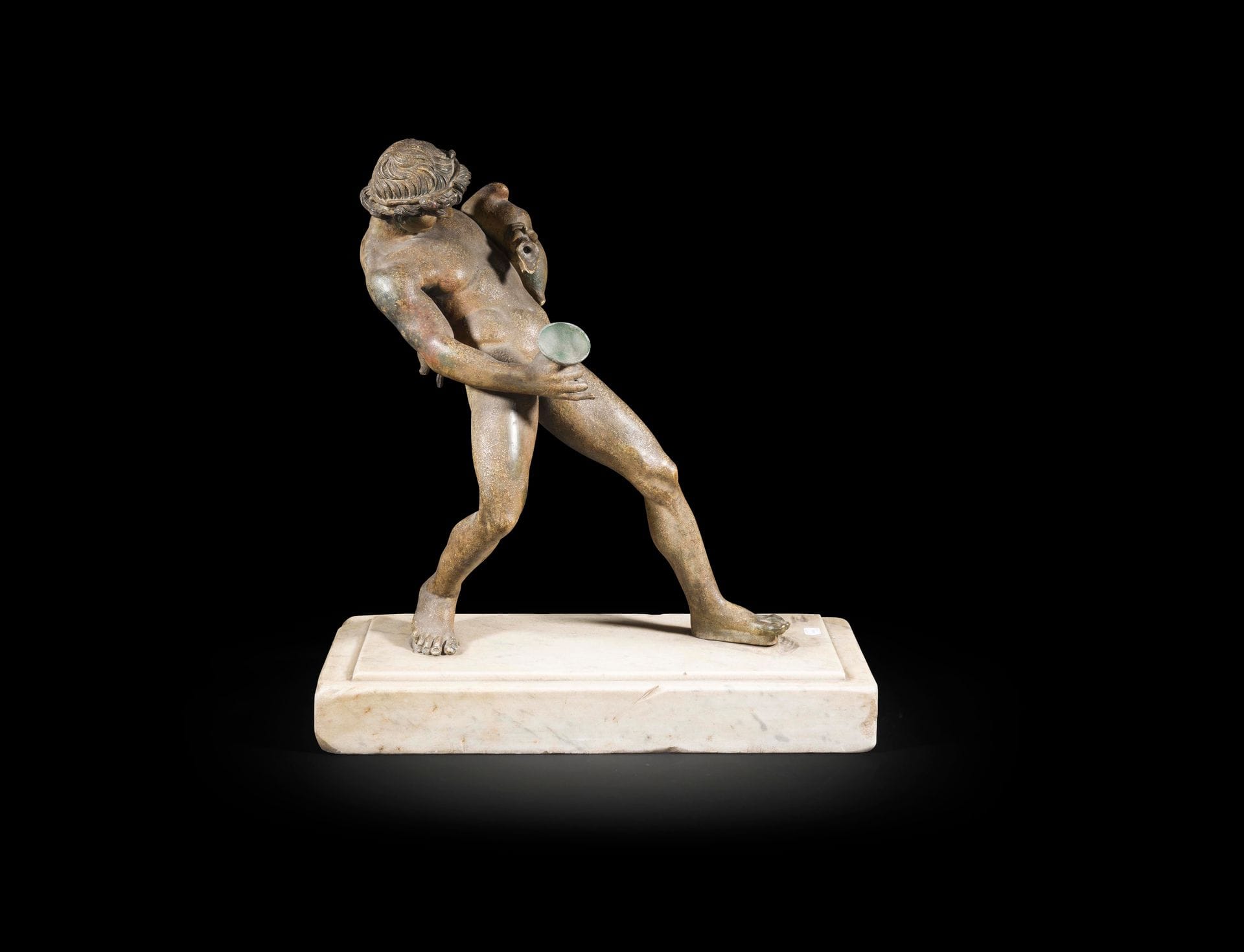 Groupe d’après l’Antique représentant un jeune homme portant une outre, sur un socle en marbre blanc.
Fin du XIXe siècle (accidents).
H : 56 cm, L : 52 cm, P : 22 cm