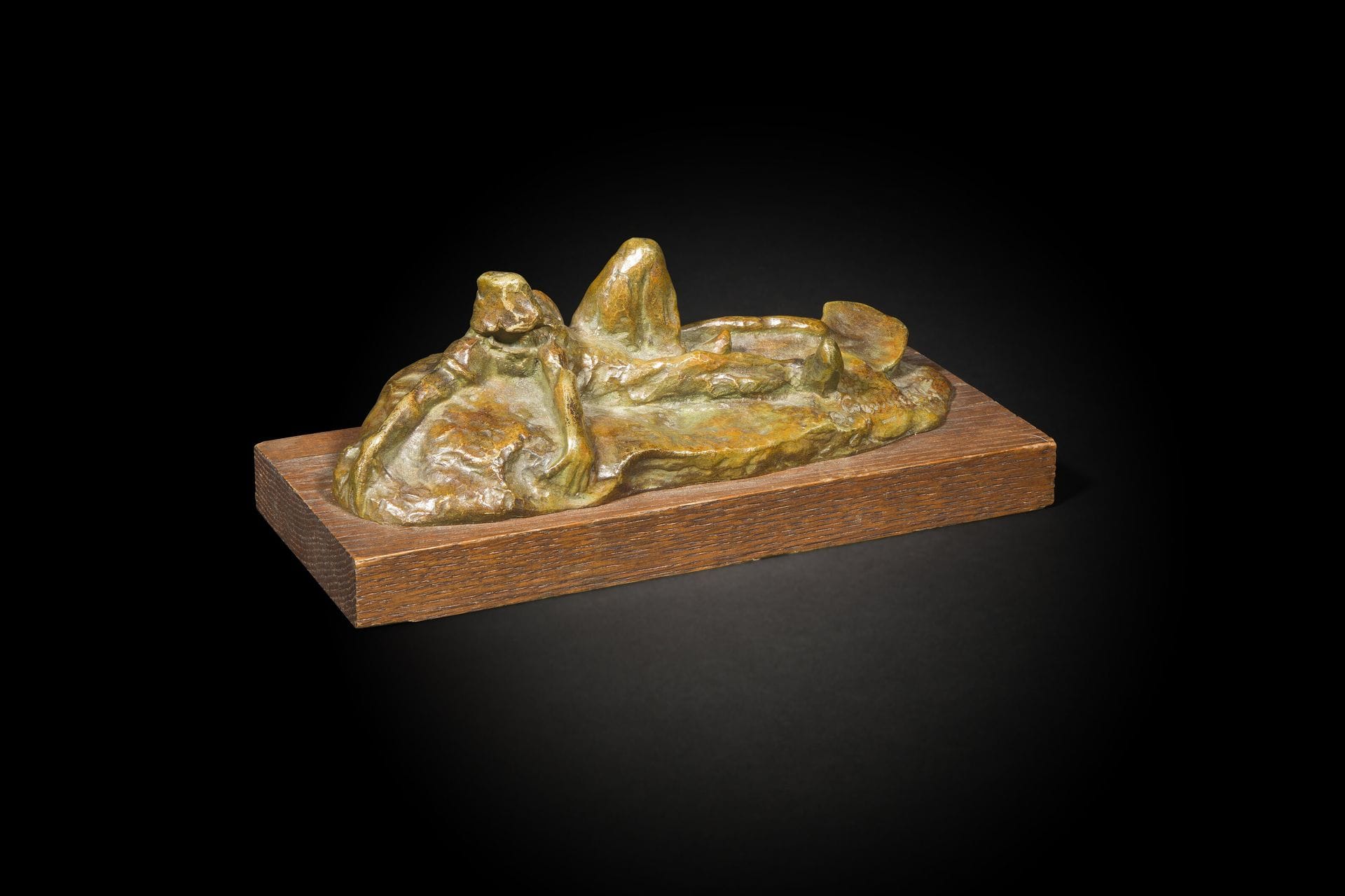Amedeo Gennarelli (1881-1943)
Homme allongé
Bronze à patine verte
Signé A. Gennarelli porte la mention frappée « bronze » sur la terrasse
Dimensions : H : 6 x 19,5 x 8 cm et socle en bois 1,8 x 20,4 x 8,6 cm