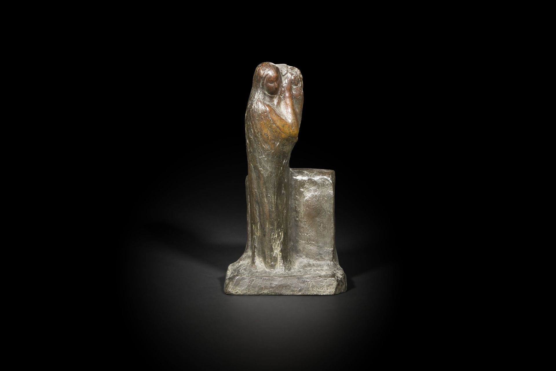 Félix Pascal Fevola (1882-1953)
Femme orientale 
Bronze à patine brun foncé
Signé « Fevola » sur la tranche avant de la base
H : 30 cm et base : 16, 5 x 11,5 cm