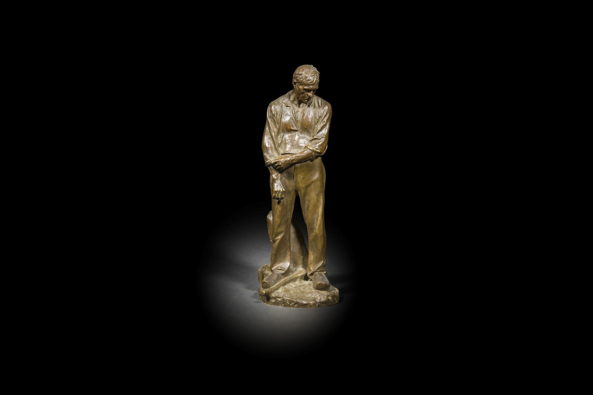 Aimé-Jules Dalou (1838-1902)
Grand Paysan 
Bronze à patine médaille nuancée
Signé « Dalou » et porte la marque du fondeur « Susse Frères Editeurs Paris » sur la terrasse au revers et porte le cachet frappé du fondeur « bronze et Susse frères » 
H : 30 cm