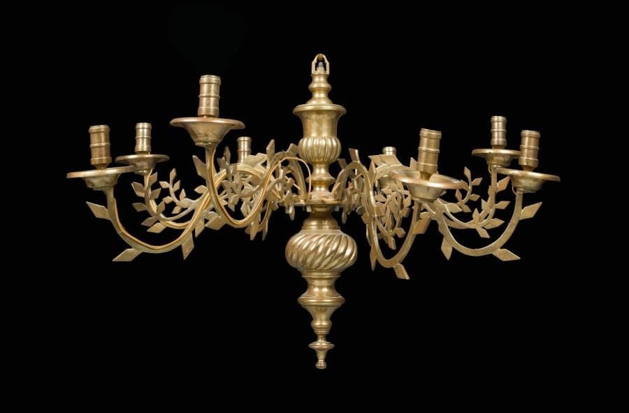 Lustre en bronze verni de goût gothique, à huit lumières et fût en balustre à godrons torses ; (percé pour l’électricité).
XIXe siècle (accidents).
H : 60 cm, L : 84 cm