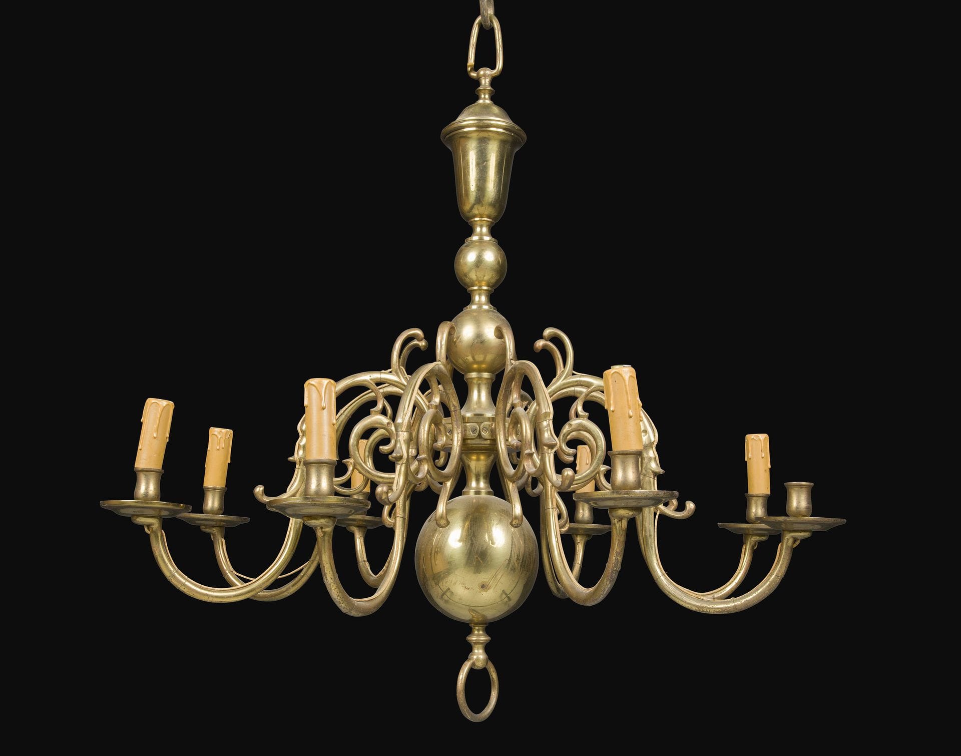 Lustre en laiton verni à huit bras de lumière en enroulement.
Hollande, XIXe siècle (accidents, percé pour l’électricité)
H : 70 cm, L : 83 cm