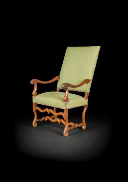 Fauteuil en noyer dit os de mouton, les pieds réunis par une entretoise ; (les traverses refaites).
époque Louis XIII (importantes restaurations, accidents)
H : 111 cm, L : 65 cm